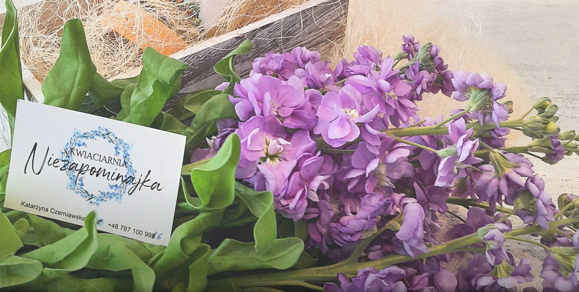 Slajd 1 - bukiet fioletowych kwiatów z wizytówką